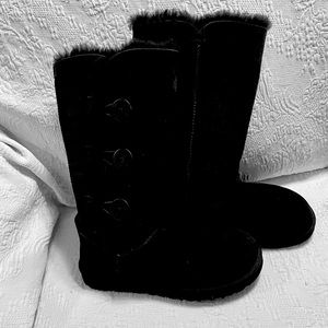 UGG Bailey button black boots size 10 black suede